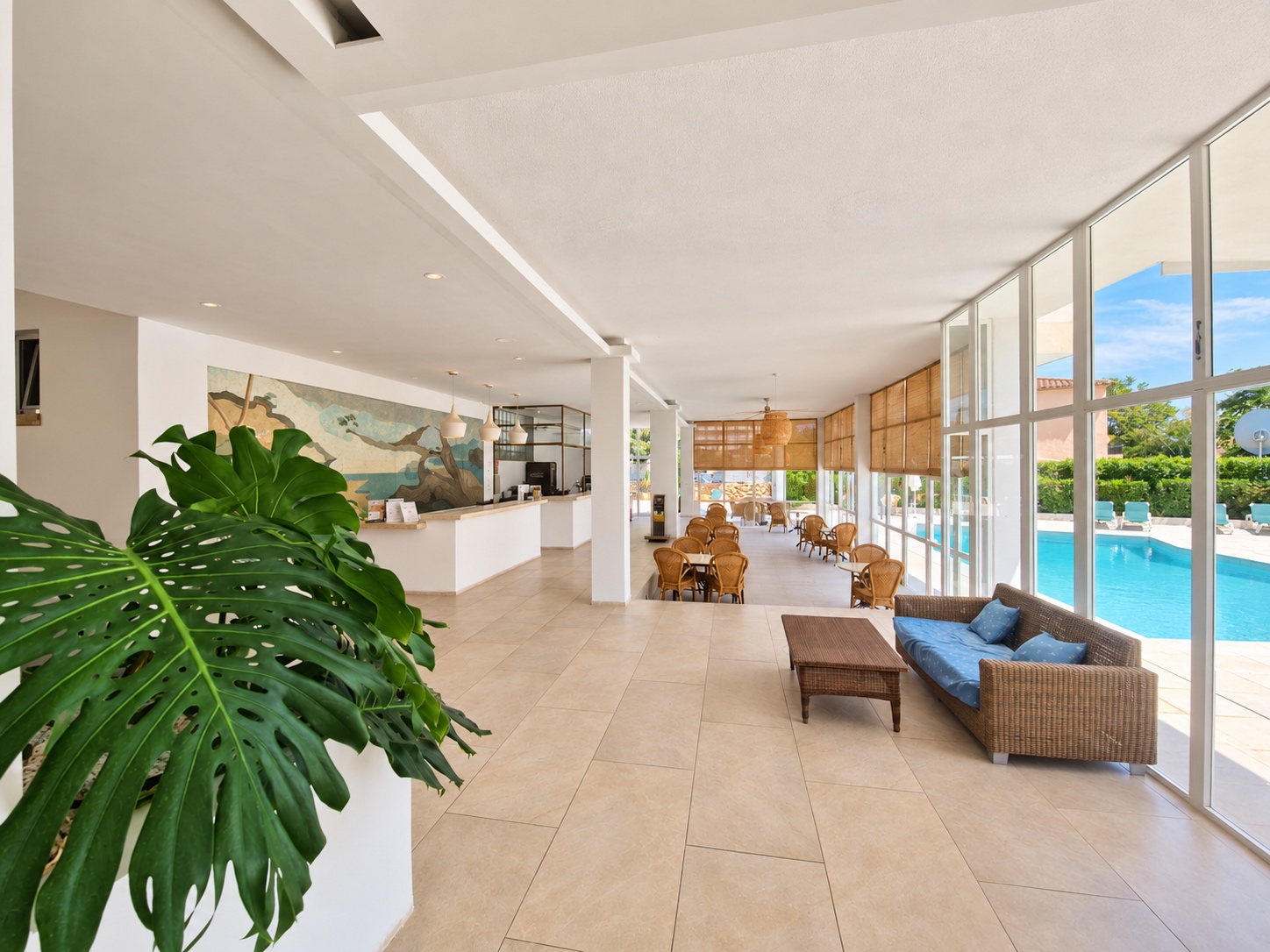 Sala común junto a la piscina
